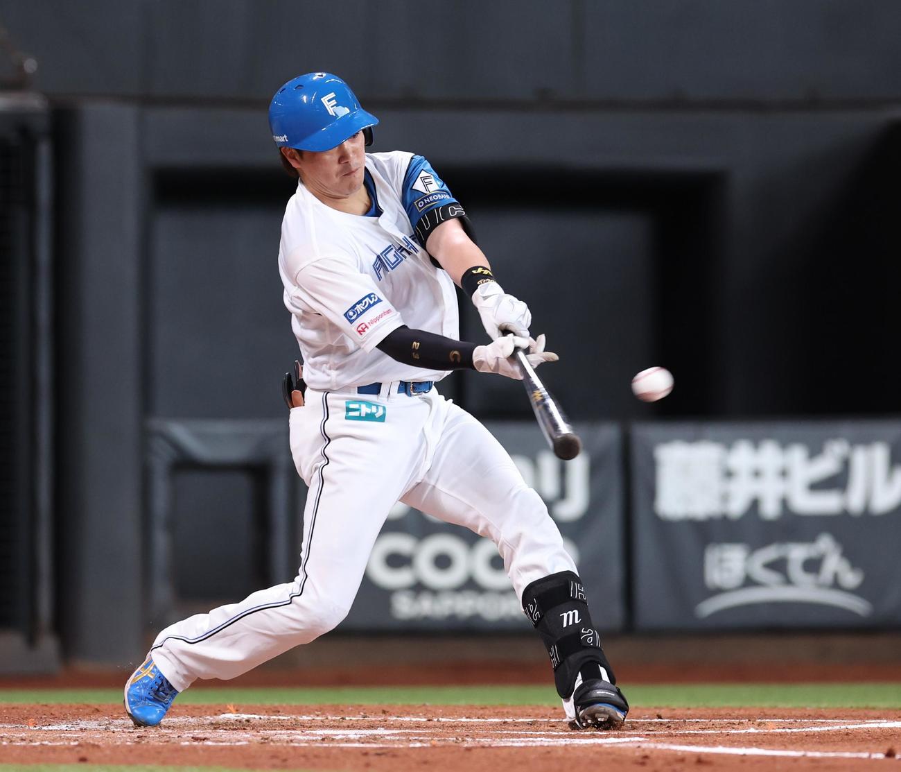 日本ハム対ヤクルト　2回裏日本ハム1死満塁、左犠飛を放つ伏見（撮影・黒川智章）