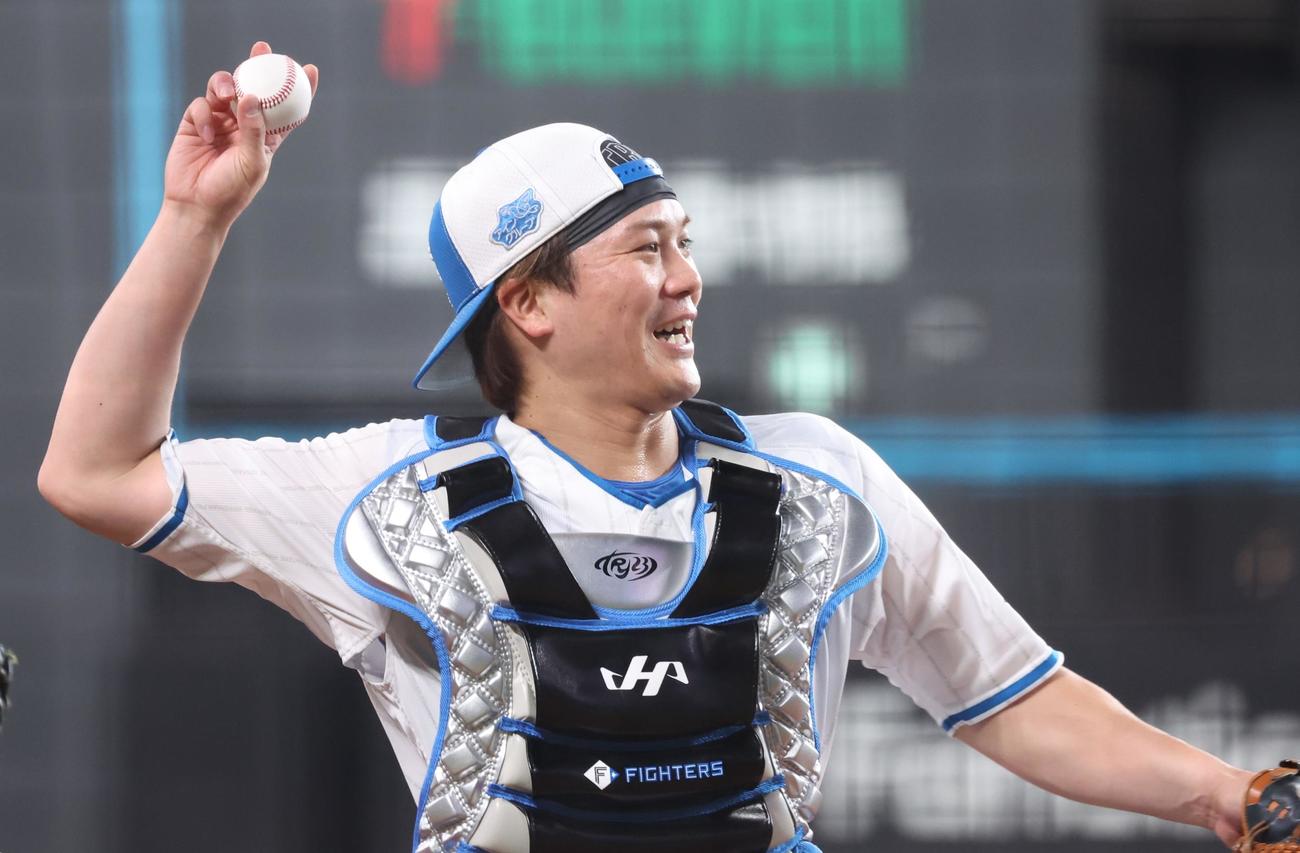 日本ハム対ヤクルト　笑顔で送球練習する伏見（撮影・黒川智章）