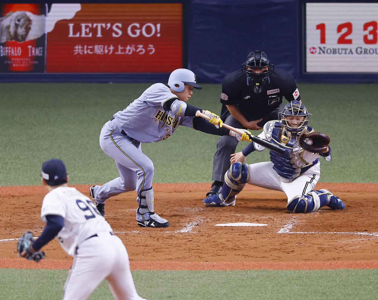 オリックス対阪神　5回表阪神1死二塁、門別はバント失敗、三振に倒れる（撮影・藤尾明華）