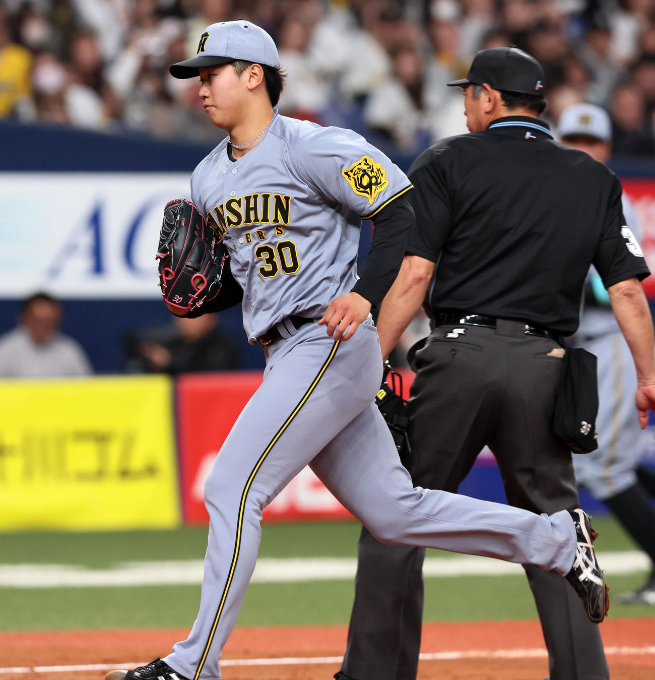 オリックス対阪神　5回裏オリックス1死一、三塁、太田の三ゴロで本塁へカバーに走る門別（撮影・加藤哉）