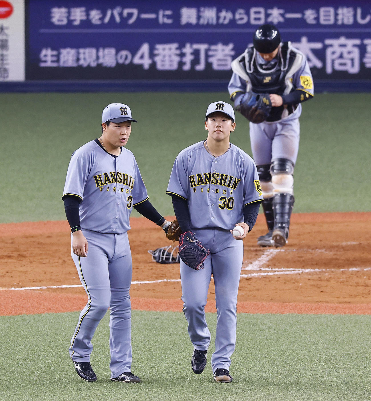オリックス対阪神　5回裏オリックス1死一、三塁、太田の三ゴロで味方悪送球で失点し、大山（左）に声をかけられる門別（撮影・藤尾明華）