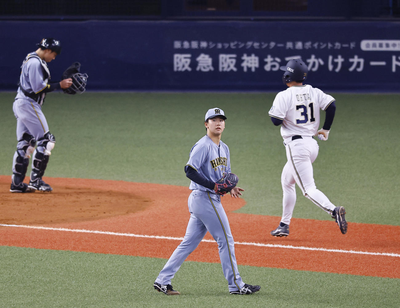 オリックス対阪神　5回裏オリックス2死二、三塁、オリバレスを一飛に打ち取り、グラブをたたく門別（撮影・藤尾明華）