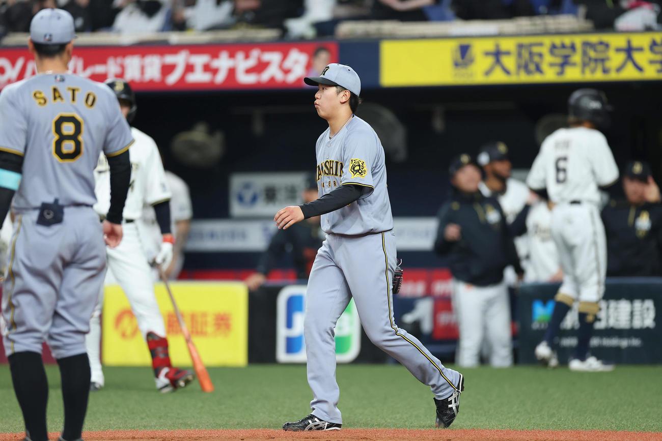 オリックス対阪神　5回裏オリックス1死一、三塁、太田の三ゴロを佐藤輝（左）が本塁へ悪送球し、失点した門別（中央）（撮影・前田充）