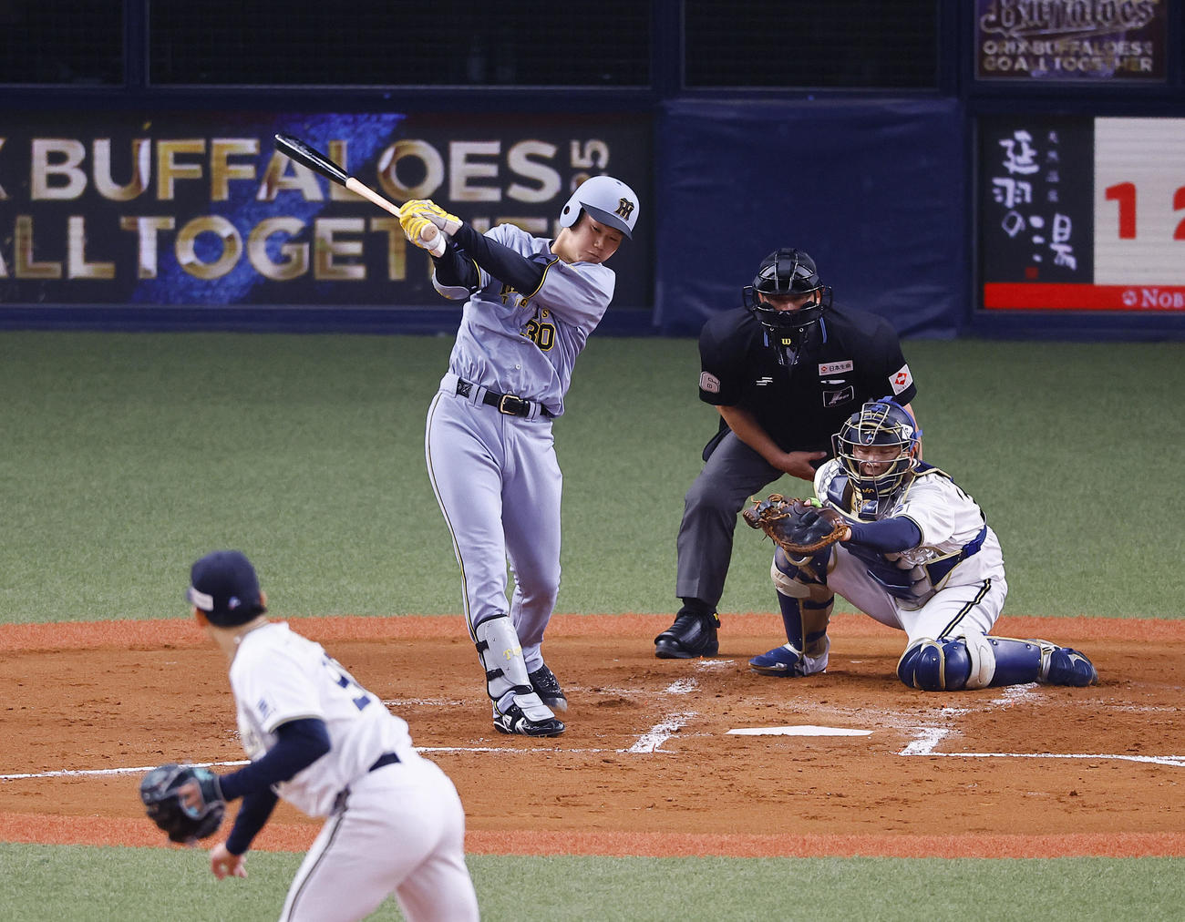 オリックス対阪神　2回表阪神2死一、二塁、空振りをする門別（撮影・藤尾明華）