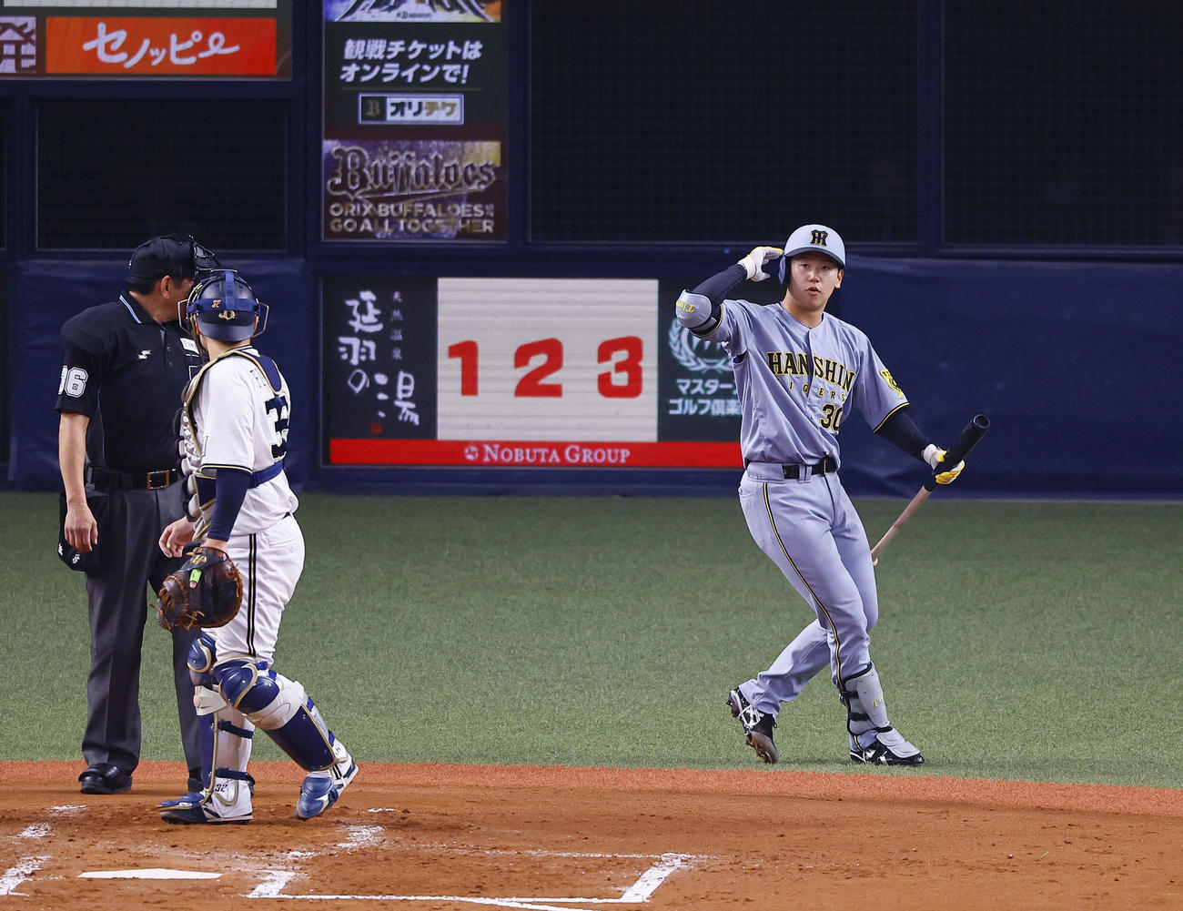 オリックス対阪神　2回表阪神2死一、二塁、空振りをした門別啓人は、ボールカウントを間違えベンチに戻りかける（撮影・藤尾明華）