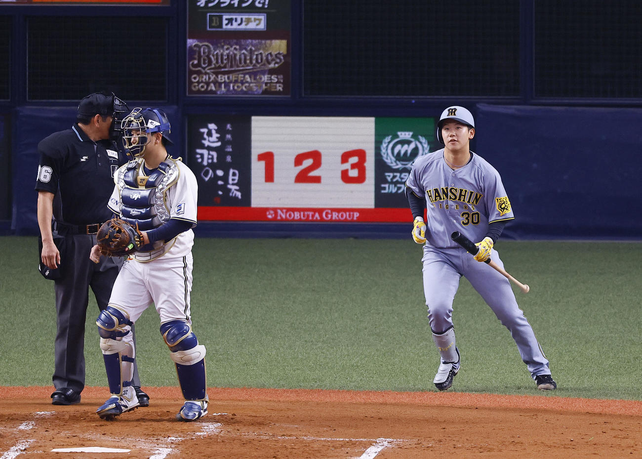 オリックス対阪神　2回表阪神2死一、二塁、門別はベンチに戻りかけるも、間違いに気づき打席に戻る（撮影・藤尾明華）