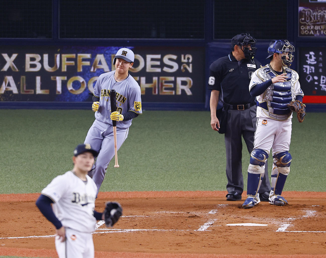 オリックス対阪神　2回表阪神2死一、二塁、門別はベンチに戻りかけるも、間違いに気づき打席に戻る（撮影・藤尾明華）
