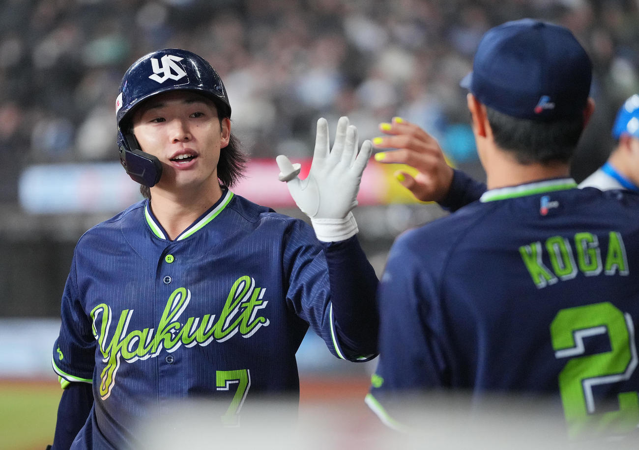 日本ハム対ヤクルト　6回表ヤクルト1死、右越えソロ本塁打を放ちナインの出迎えを受ける長岡（撮影・垰建太）