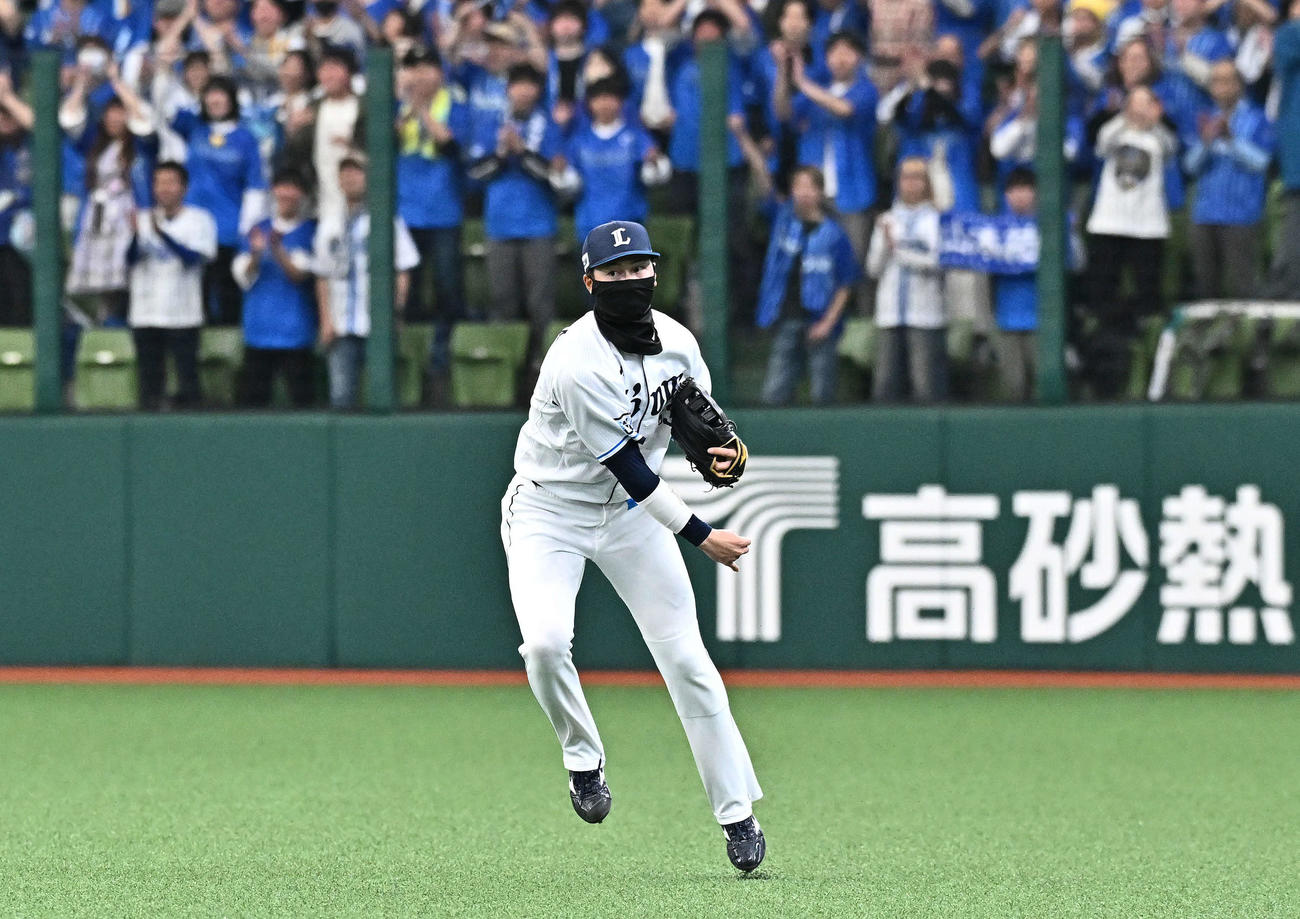 西武対DeNA 5回表DeNA1死一塁、右翼手長谷川は山本の打球を捕球し一塁へ好送球し右ゴロに仕留める（撮影・滝沢徹郎）