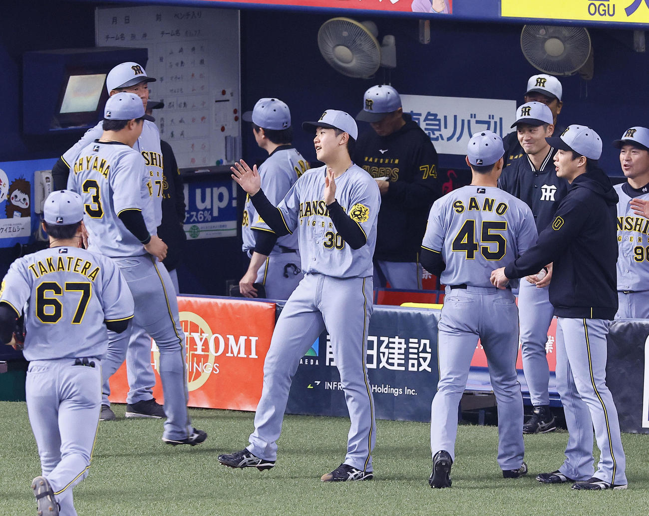 オリックス対阪神　6回を終え、ナインを出迎る阪神門別（中央）（撮影・藤尾明華）