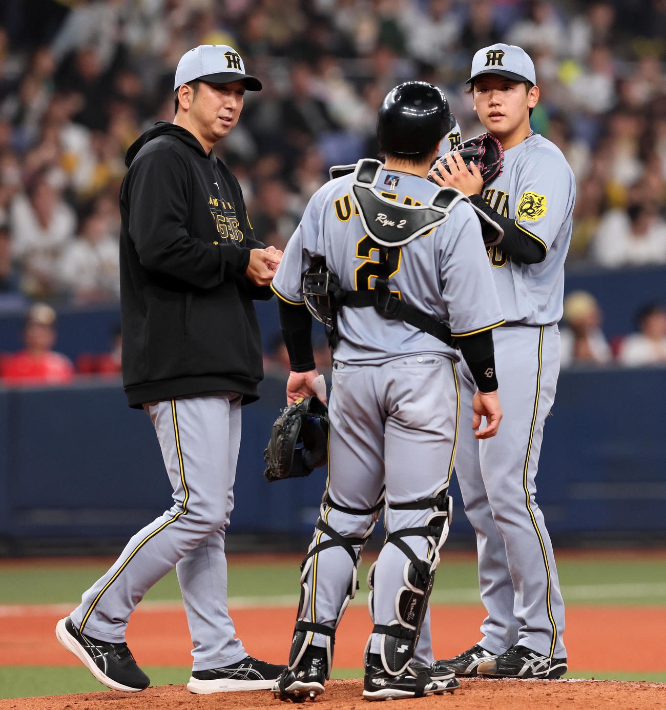オリックス対阪神　6回裏オリックス2死、打者頓宮を迎えたところで藤川監督（左）にから降板を告げられた先発の門別。中央背中は梅野（撮影・加藤哉）