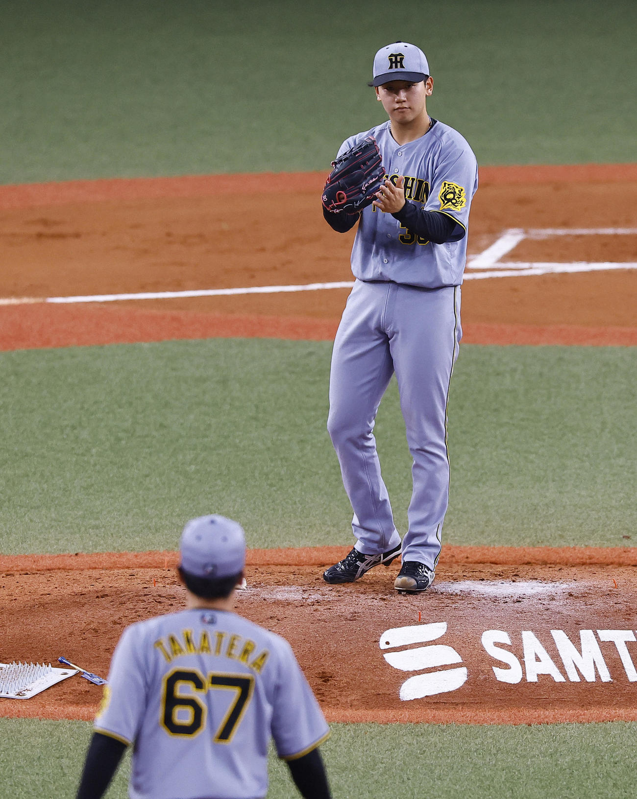 オリックス対阪神　6回裏オリックス無死一塁、西川を併殺打に打ち取りグラブをたたく門別（撮影・藤尾明華）