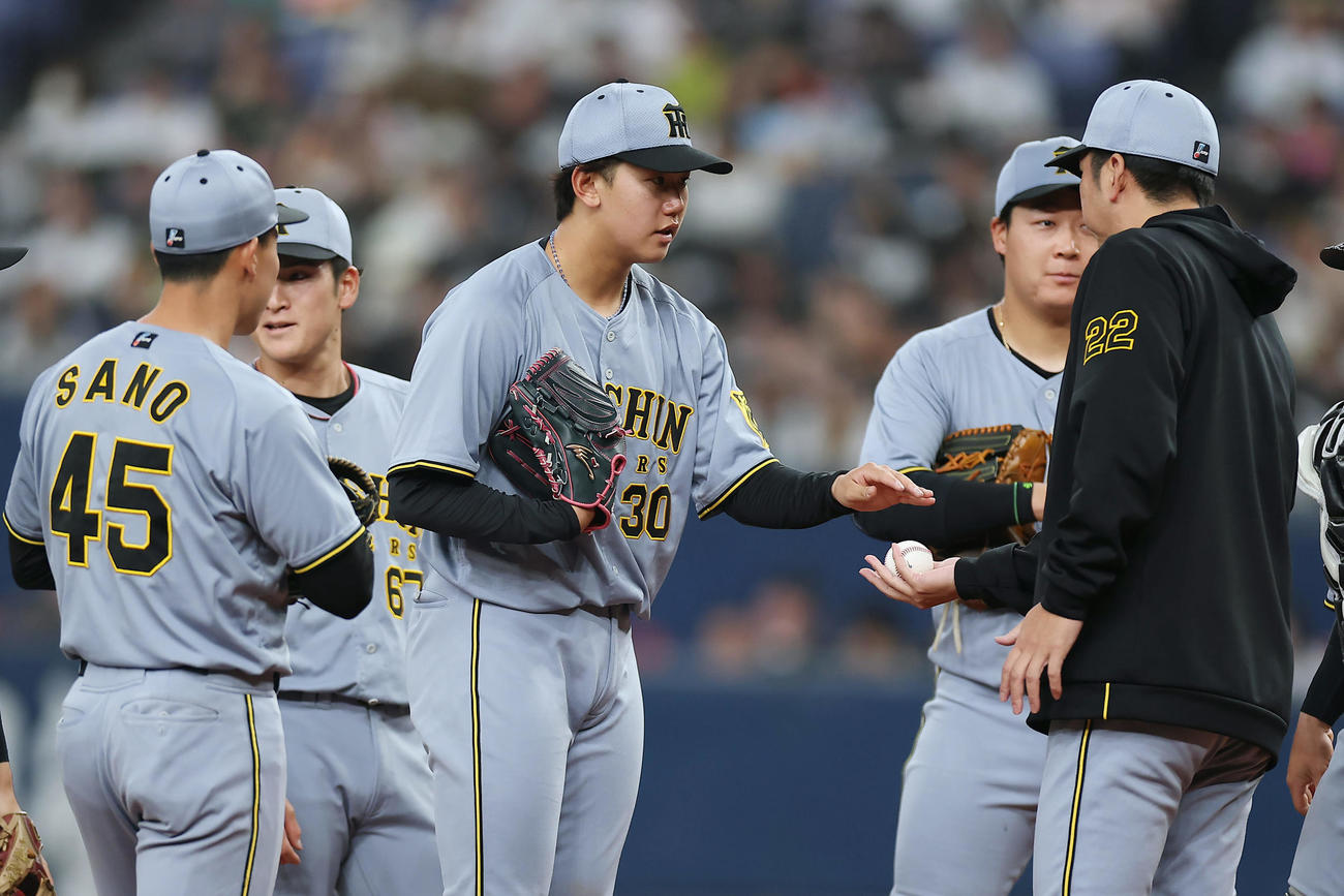 オリックス対阪神　6回裏オリックス2死、降板となり、藤川監督（右）にボールを渡す門別（中央）（撮影・前田充）