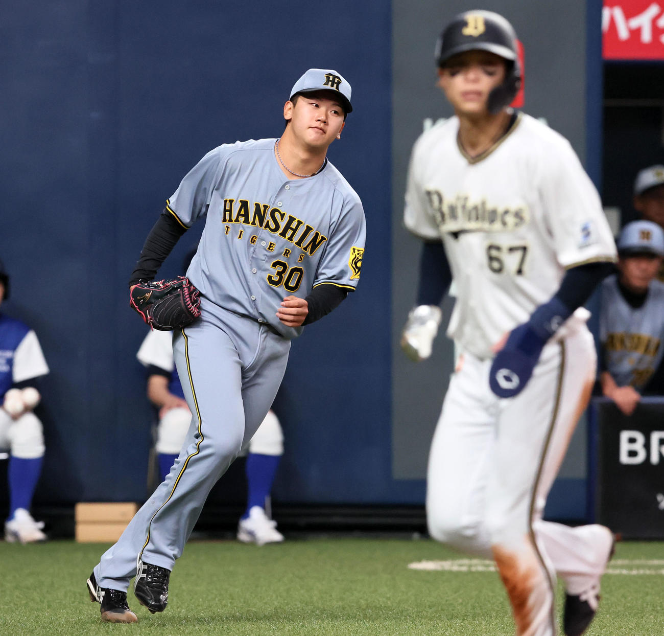 オリックス対阪神　1回裏オリックス無死三塁、門別は太田に中犠飛を打たれ失点する。右は生還した三塁走者中川（撮影・加藤哉）