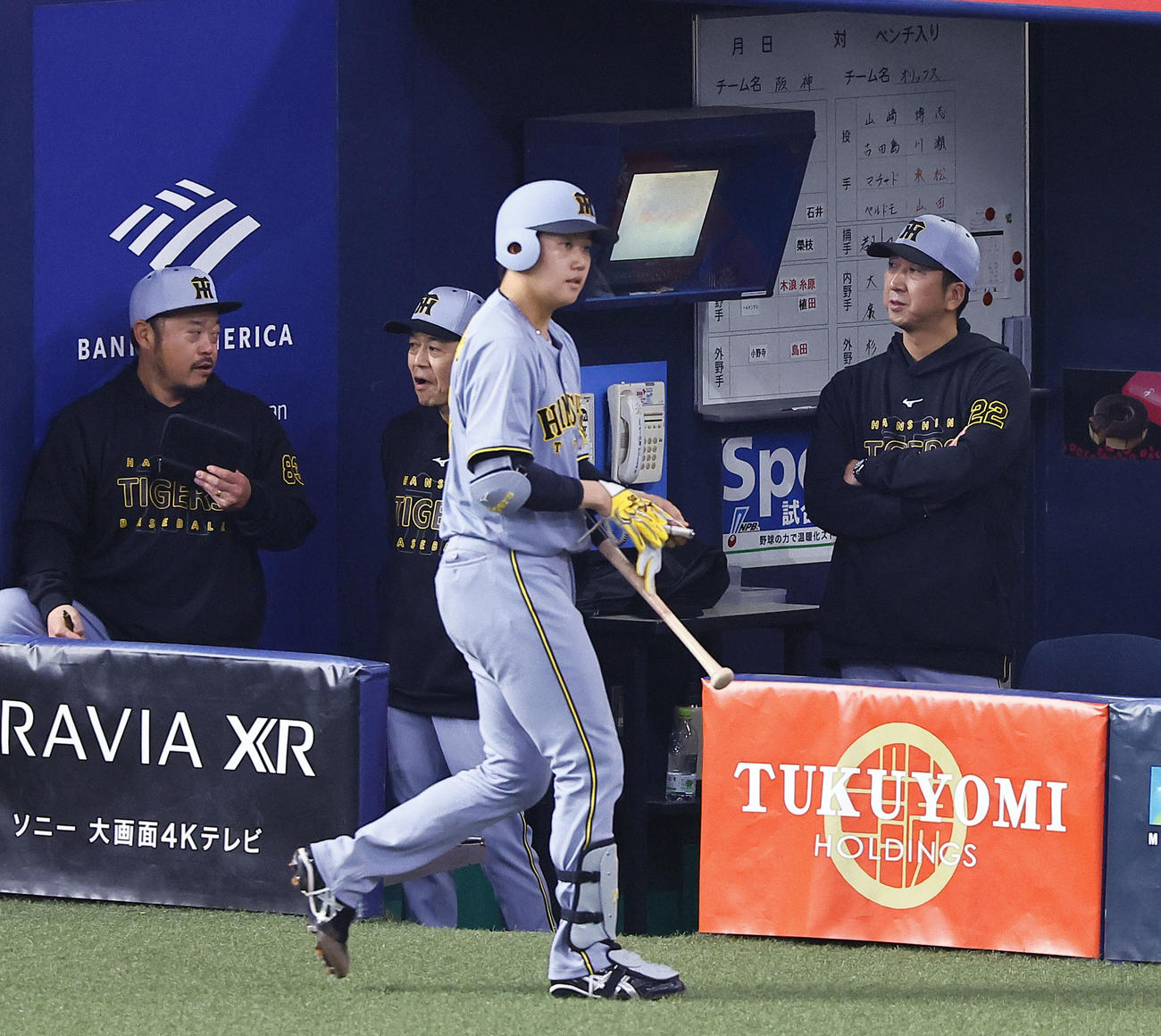 オリックス対阪神　5回表阪神1死二塁、バント失敗で三振に倒れた門別とベンチの藤川監督（右）（撮影・藤尾明華）