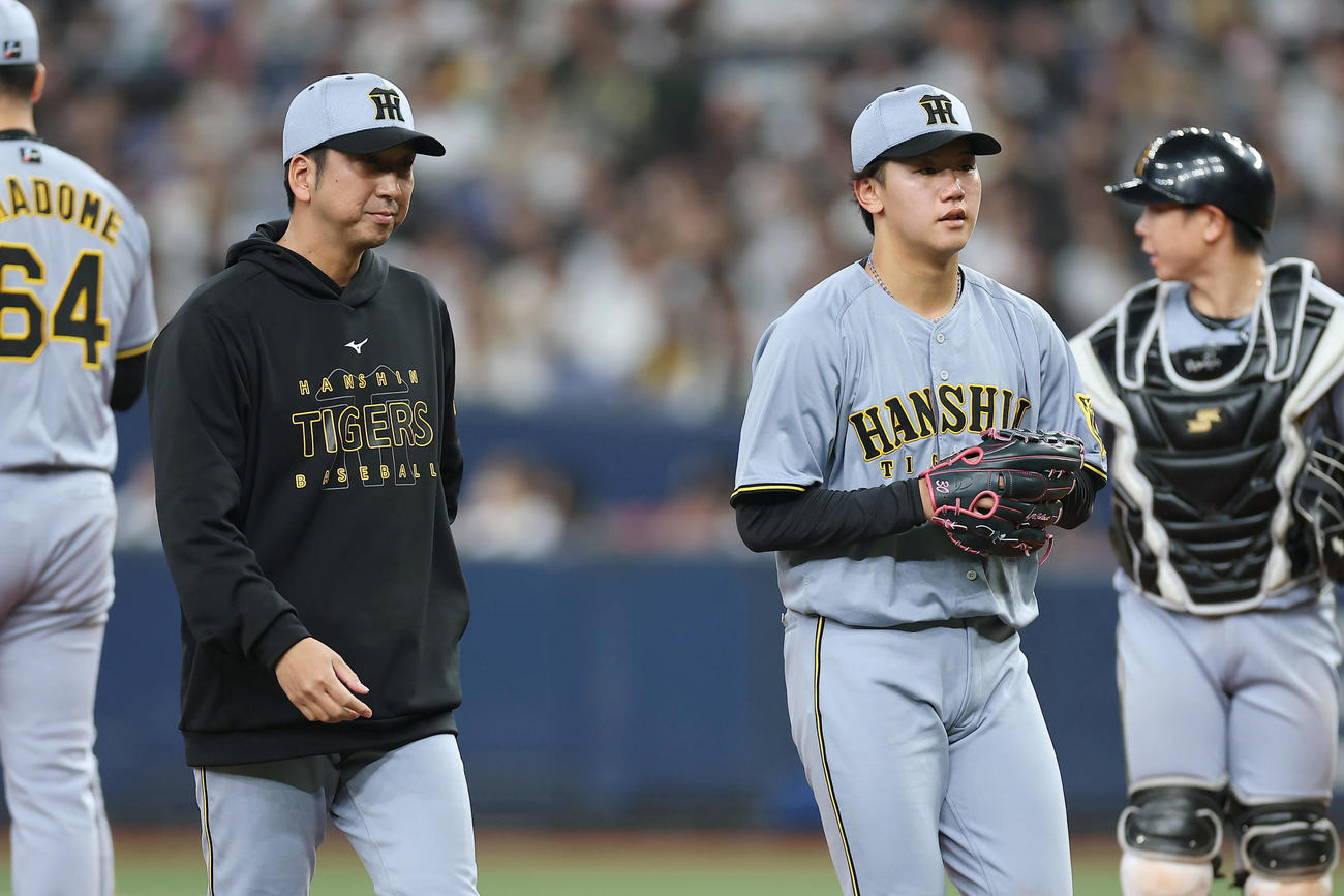 オリックス対阪神　6回裏オリックス2死、降板となりベンチへ下がる門別。左は藤川監督（撮影・前田充）