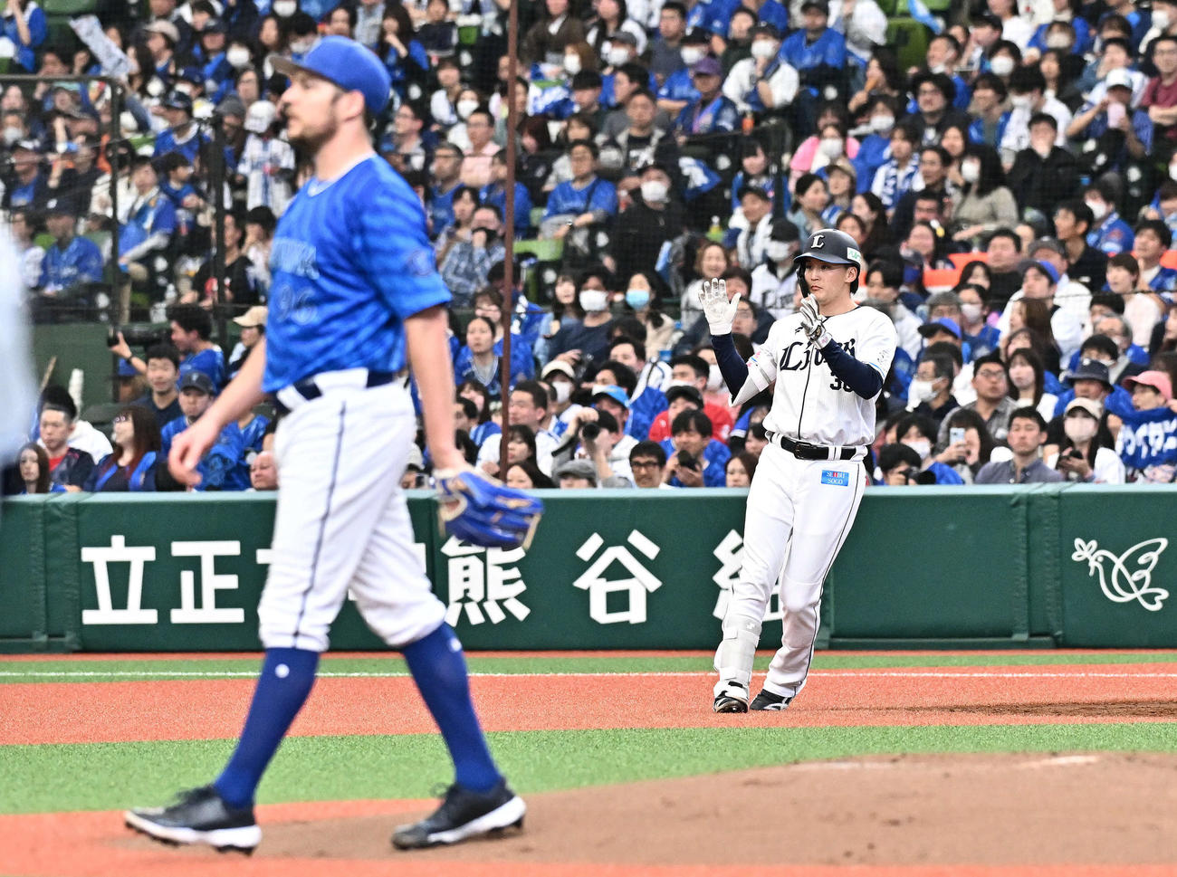 西武対DeNA 2回裏西武1死一、三塁、元山は先制適時打を放ち手をたたいて喜ぶ。手前はバウアー（撮影・滝沢徹郎）
