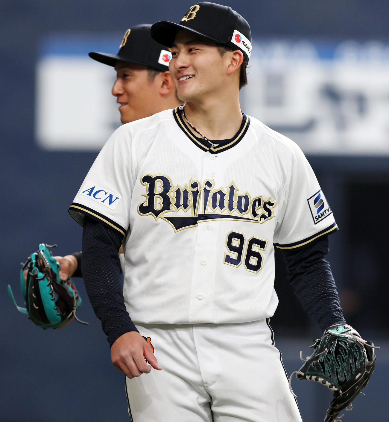 オリックス対阪神　5回表を終えベンチ前で笑顔を見せるオリックス先発の高島（撮影・加藤哉）
