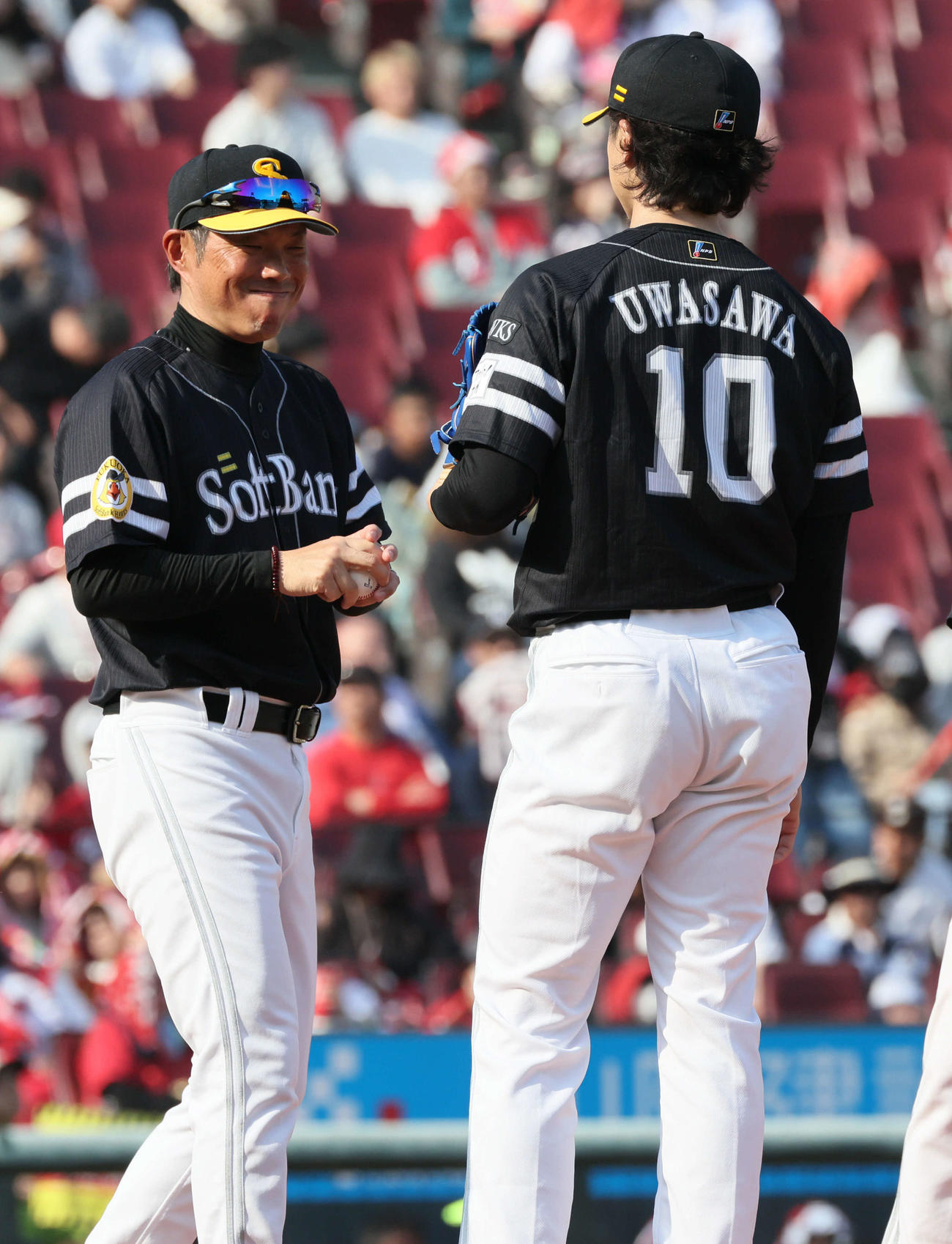 広島対ソフトバンク　5回裏1死一、二塁、上沢（右）に降板を伝える小久保監督（撮影・加藤孝規）