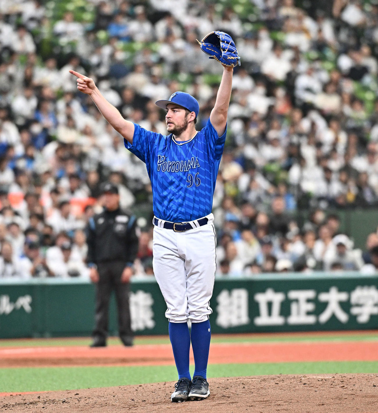 西武対DeNA 3回裏西武無死、平沢を空振り三振に仕留めソードセレブレーションするバウアー（撮影・滝沢徹郎）