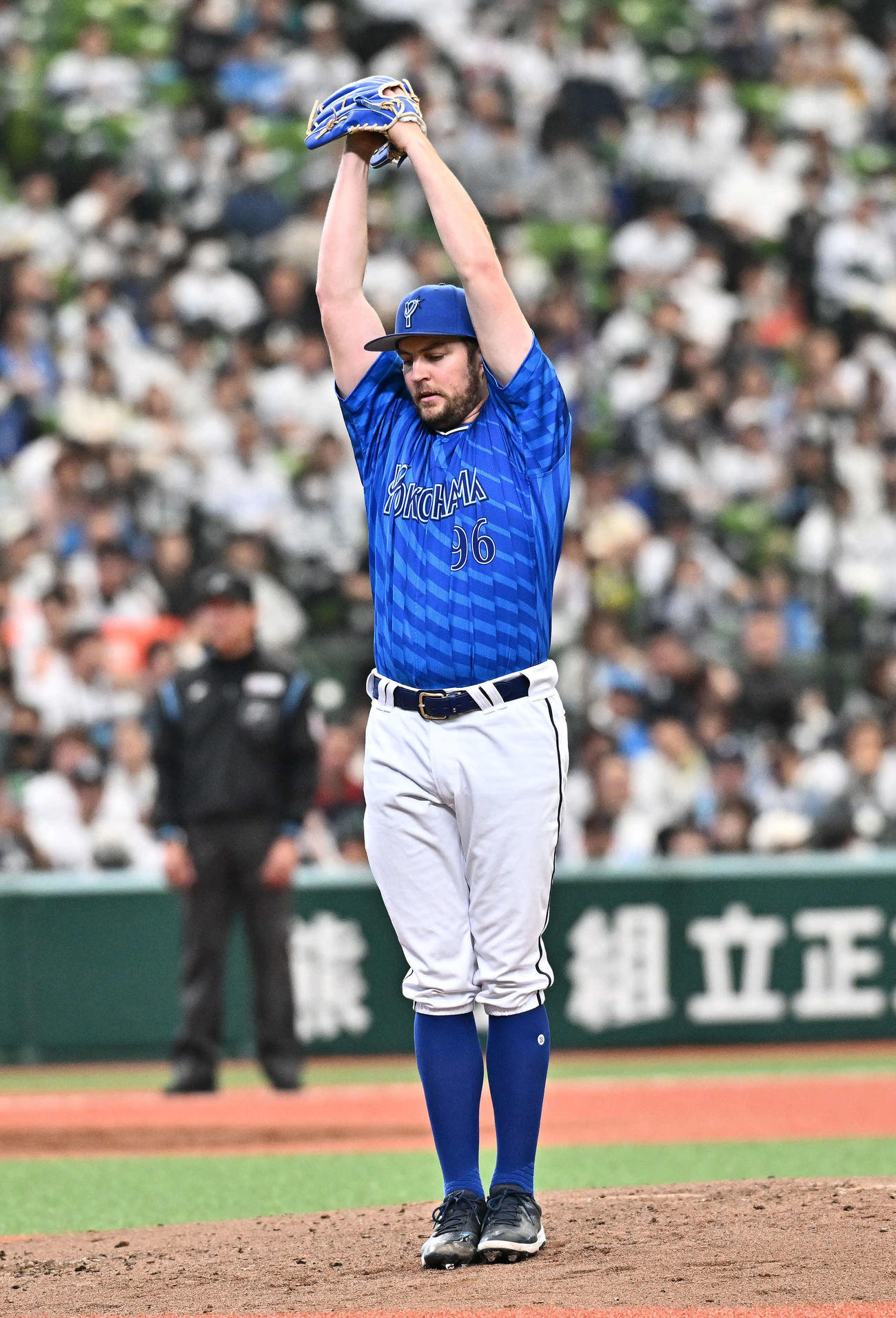西武対DeNA 3回裏西武無死、平沢を空振り三振に仕留めソードセレブレーションするバウアー（撮影・滝沢徹郎）