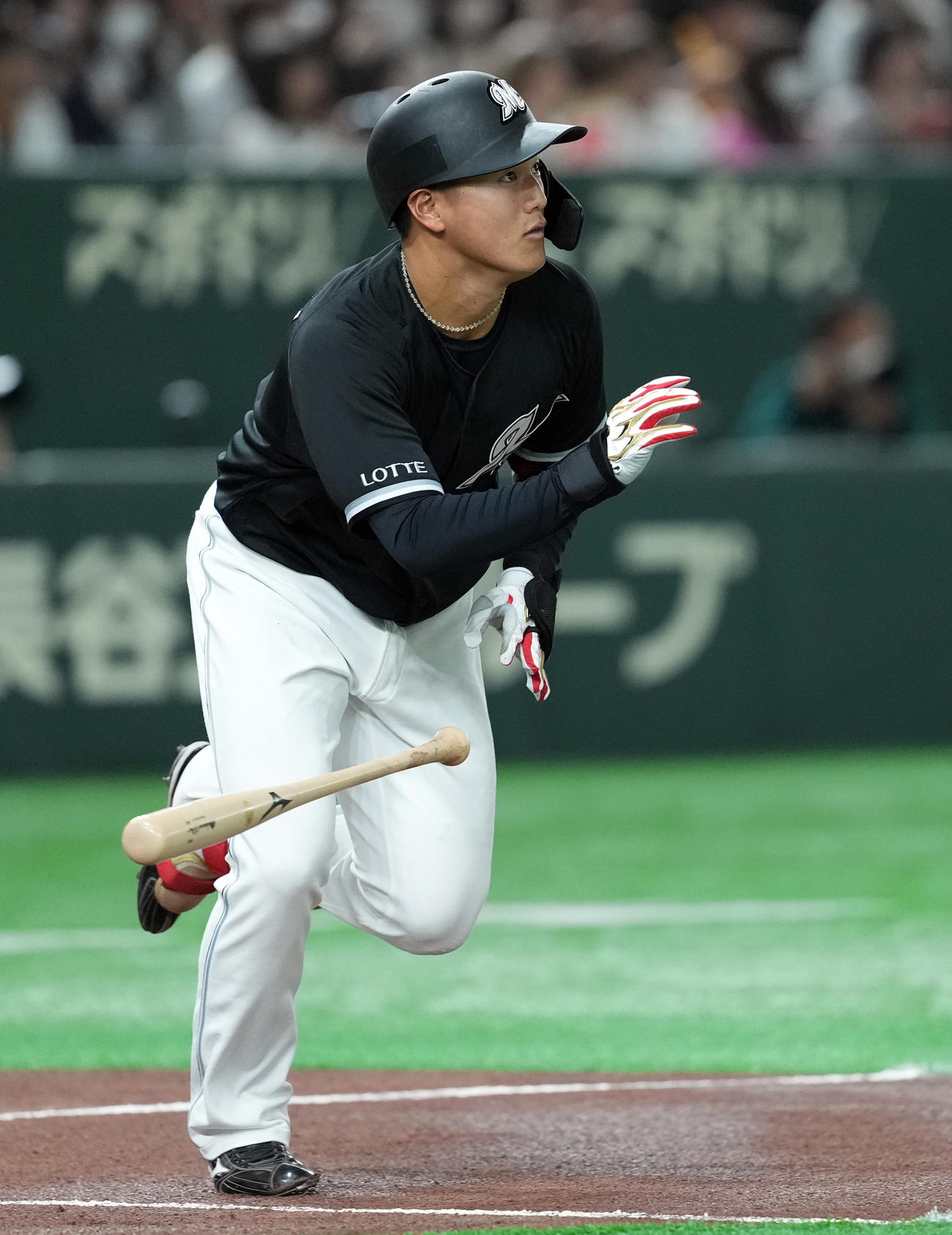 巨人対ロッテ　1回表ロッテ無死一塁、右前打を放つ西川（撮影・たえ見朱実）