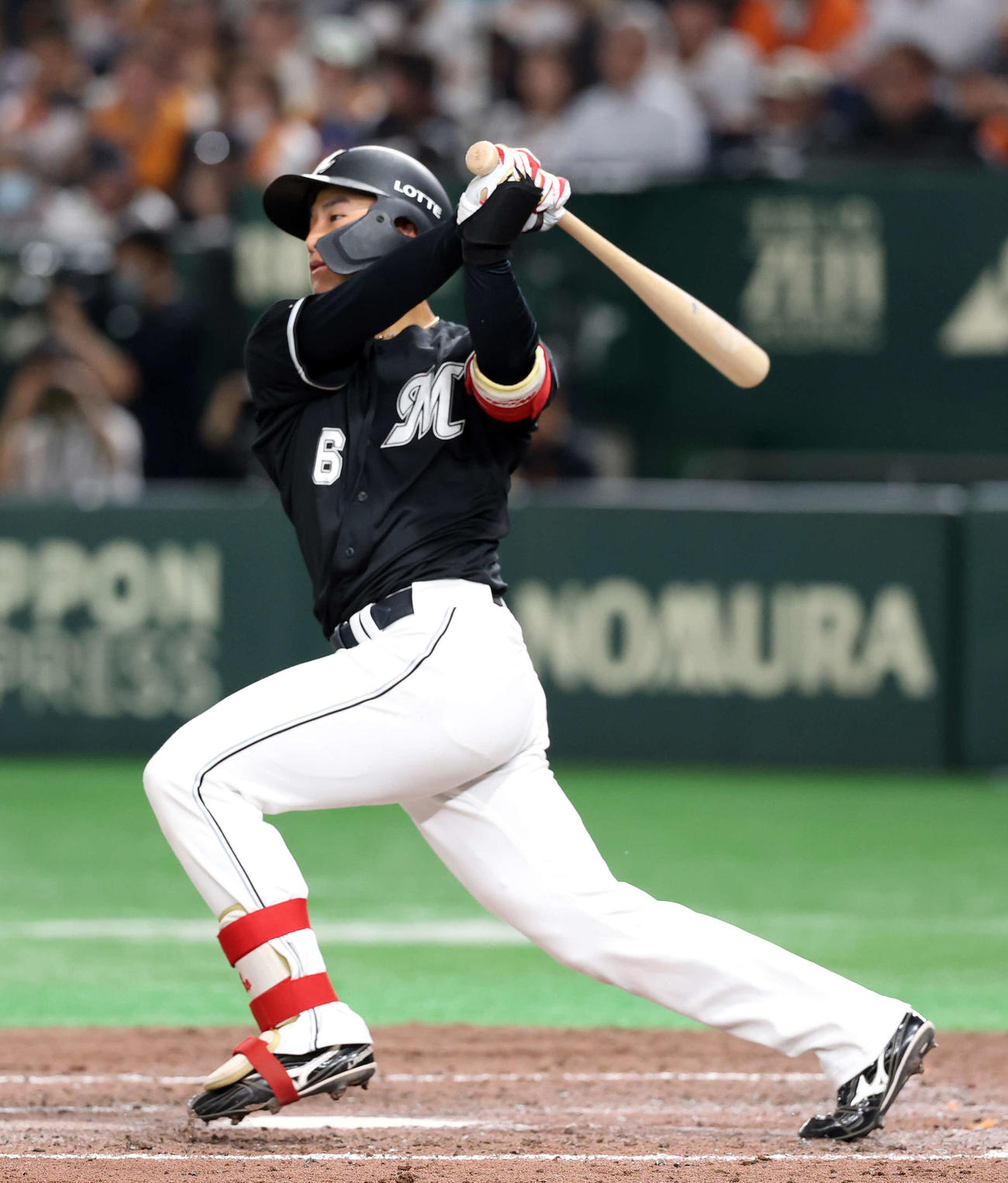 巨人対ロッテ　5回表ロッテ1死、西川は左前打を放つ（撮影・鈴木正人）　