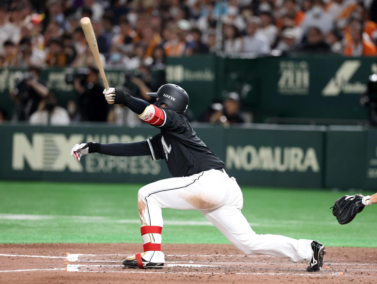 巨人対ロッテ　7回表ロッテ1死、西川は右前打を放つ（撮影・鈴木正人）　