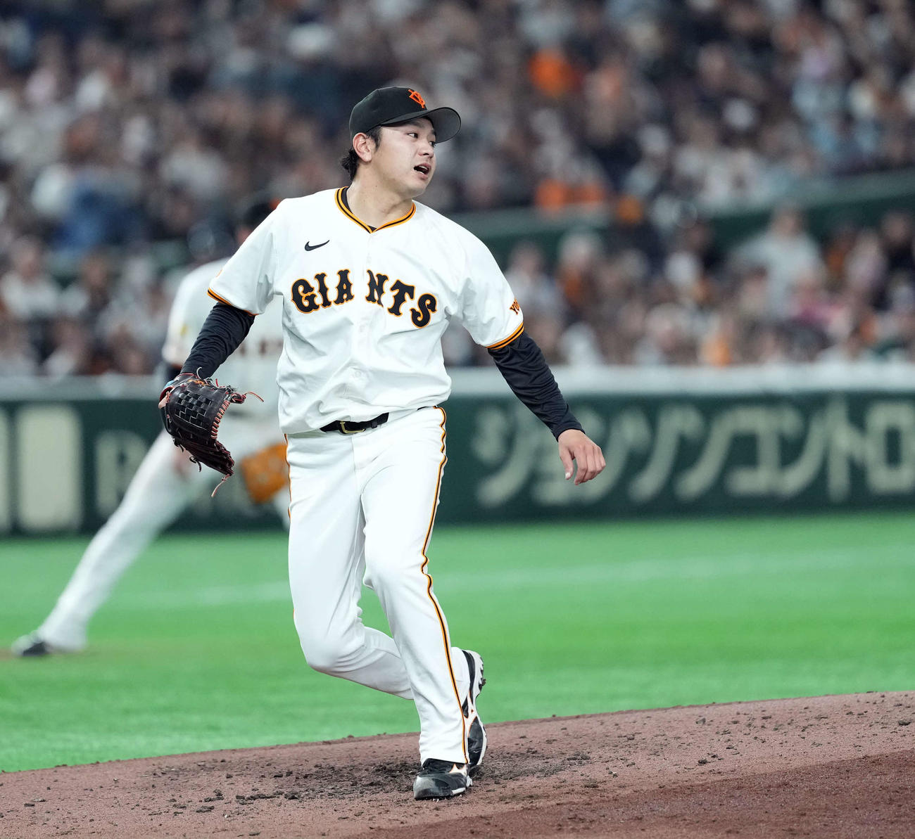 巨人対ロッテ　5回表ロッテ1死一塁、藤岡に右前打を許す石川（撮影・たえ見朱実）