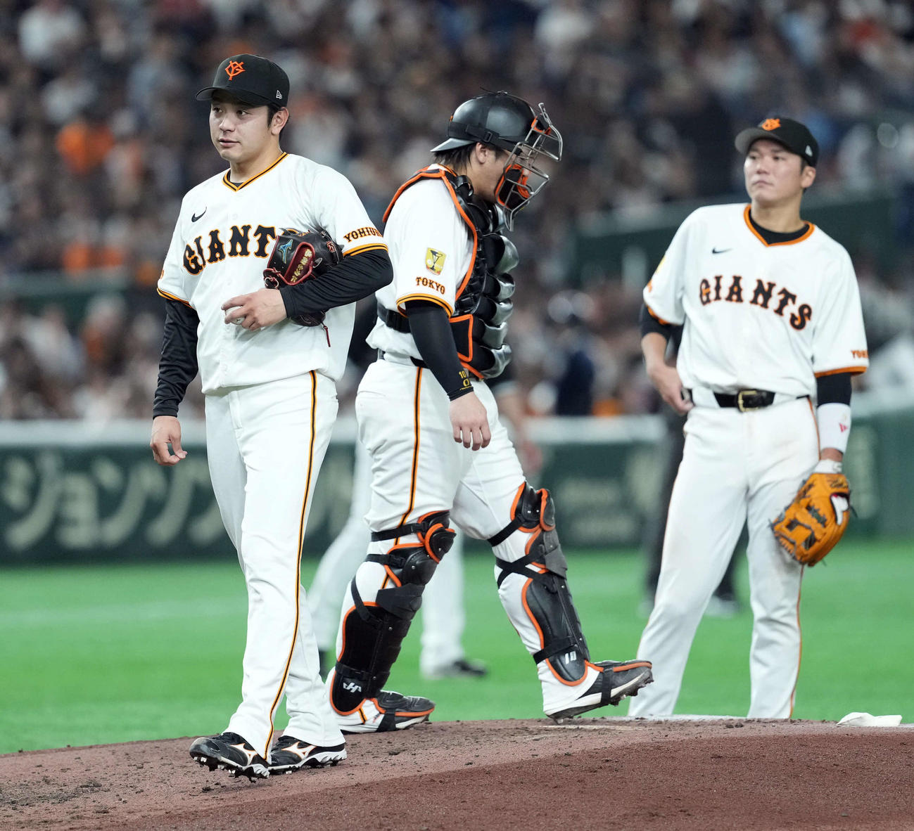 巨人対ロッテ　5回途中でマウンドを降りる巨人の先発石川（撮影・たえ見朱実）