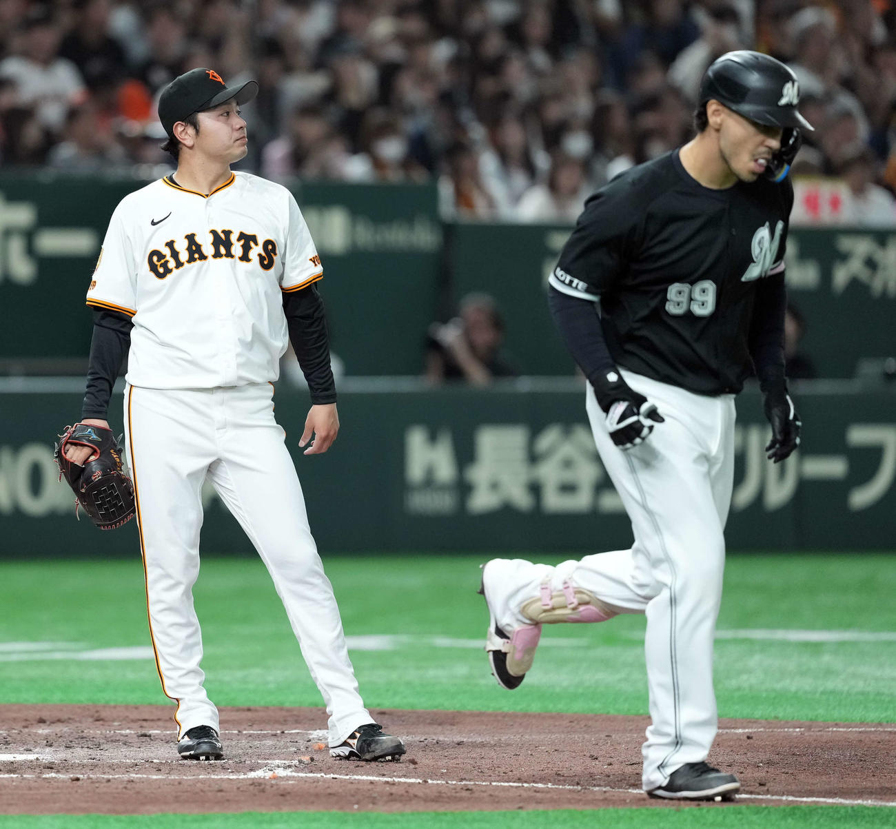 巨人対ロッテ　5回表ロッテ1死一、三塁、暴投と四球で失点する石川（撮影・たえ見朱実）