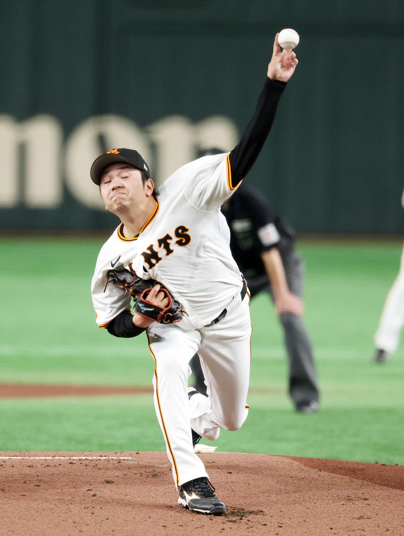 巨人対ロッテ　力投する巨人先発の石川（撮影・鈴木正人）　