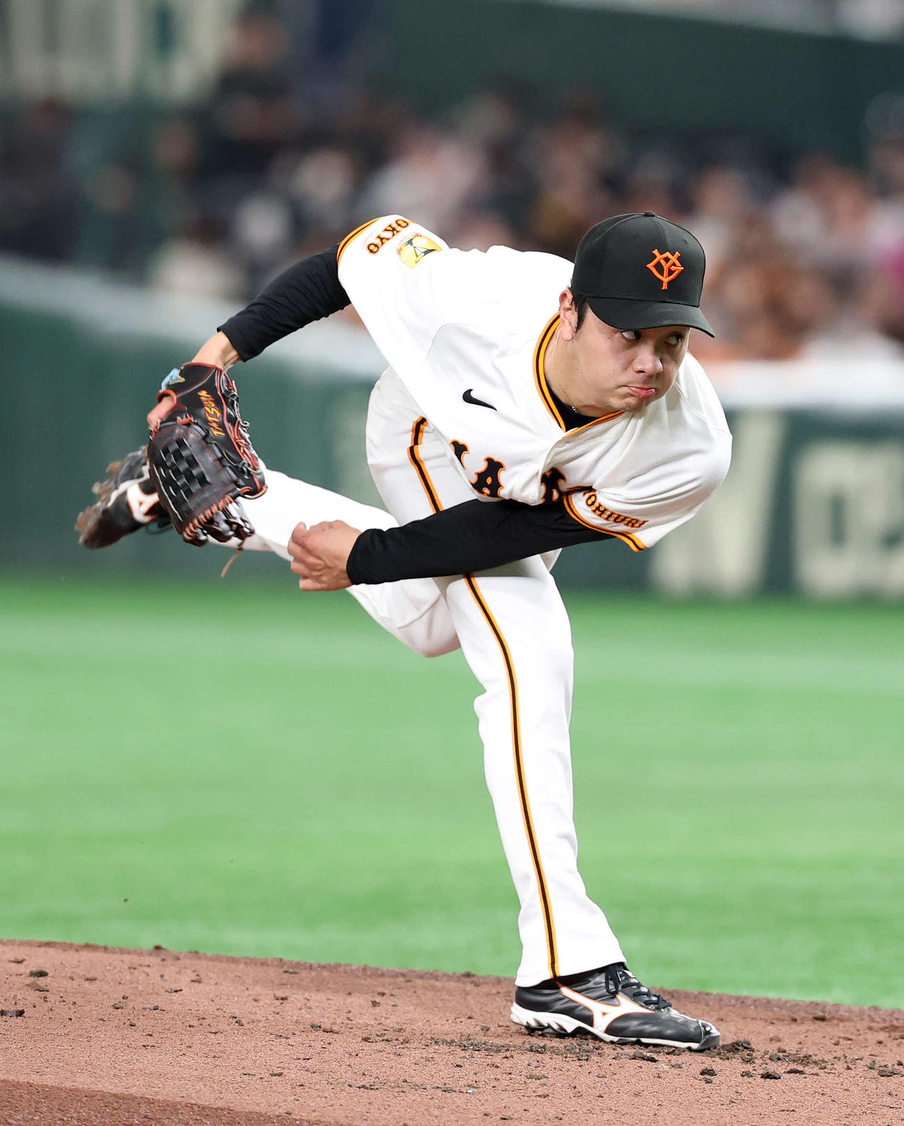 巨人対ロッテ　力投する巨人先発の石川（撮影・鈴木正人）　