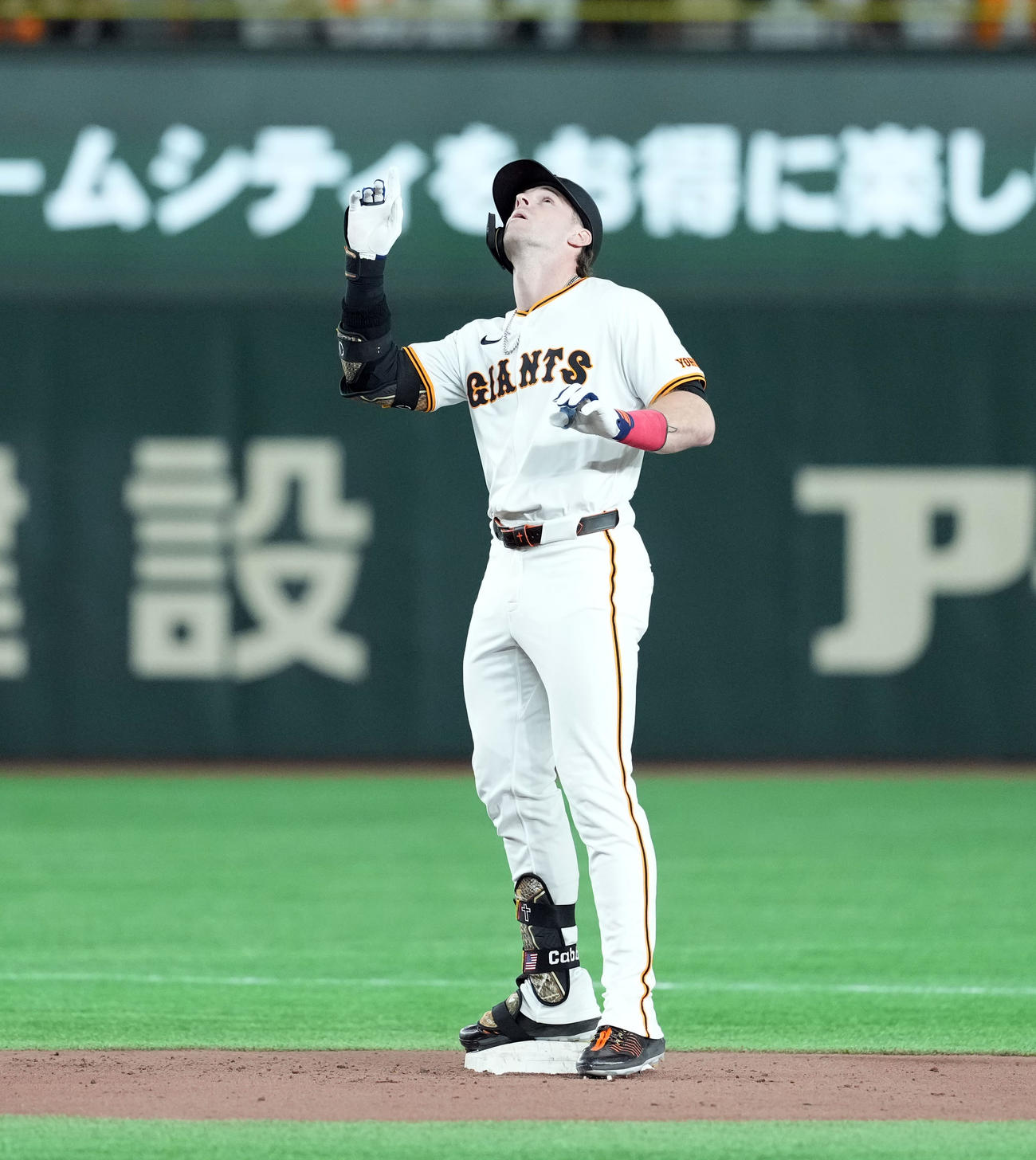 巨人対ロッテ　6回裏巨人2死、フェンス直撃の右二塁打を放ったキャベッジ（撮影・たえ見朱実）