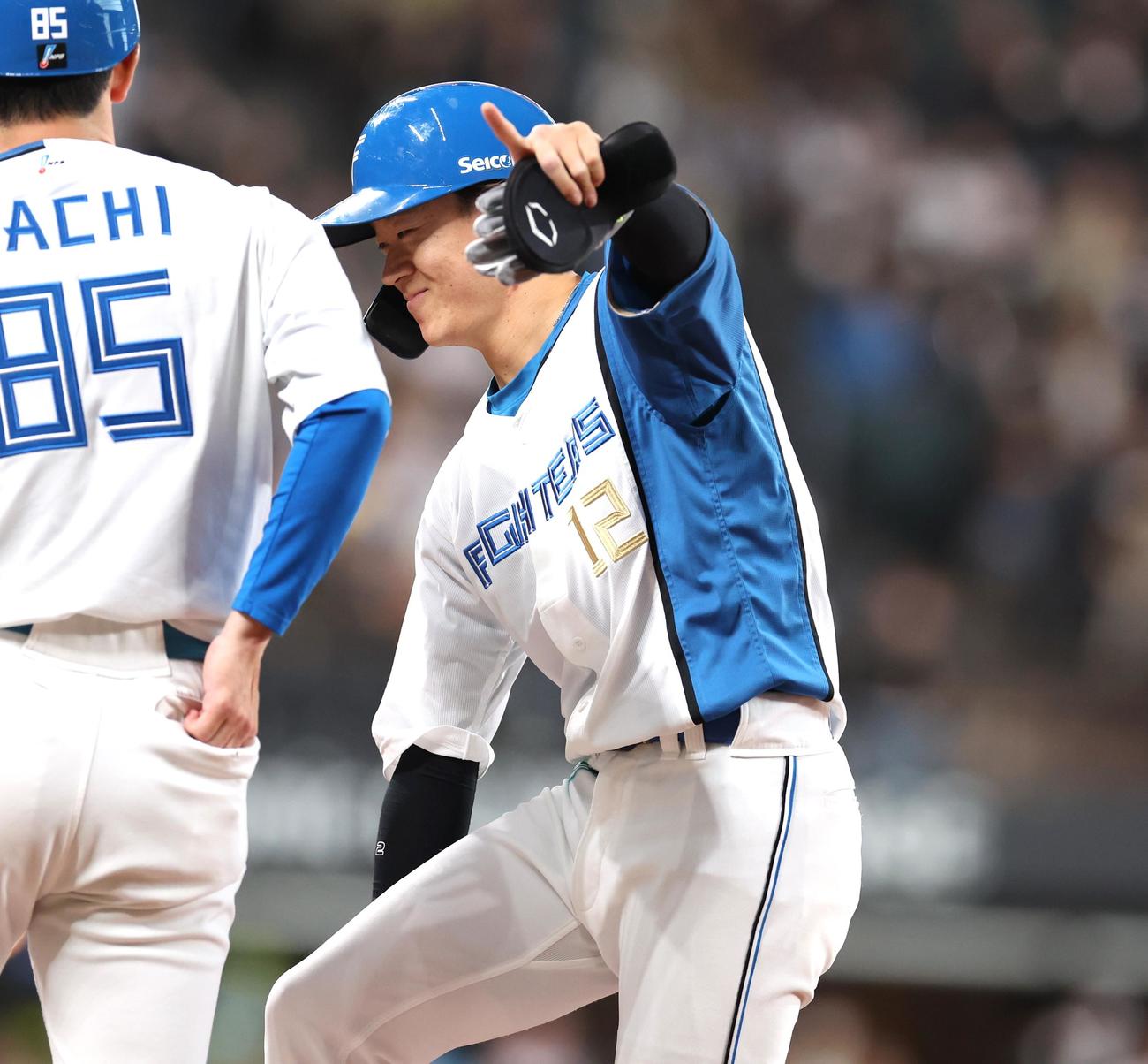 日本ハム対ヤクルト　8回裏日本ハム1死一、三塁、右前適時打を放ち笑顔の矢沢（撮影・黒川智章）