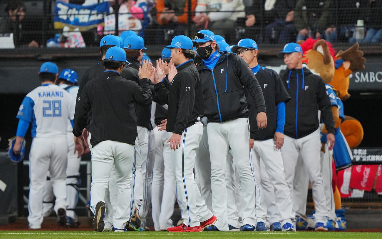 日本ハム対ヤクルト　試合に勝利し日本ハム伊藤（中央左）らナインとタッチを交わす新庄監督（同右）（撮影・垰建太）