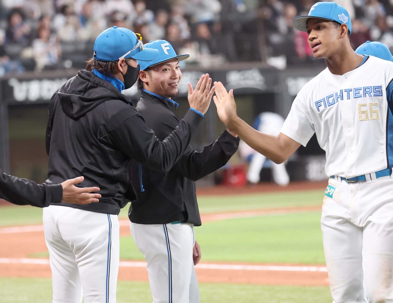 日本ハム対ヤクルト　試合後、新庄監督と選手を出迎える伊藤（撮影・黒川智章）