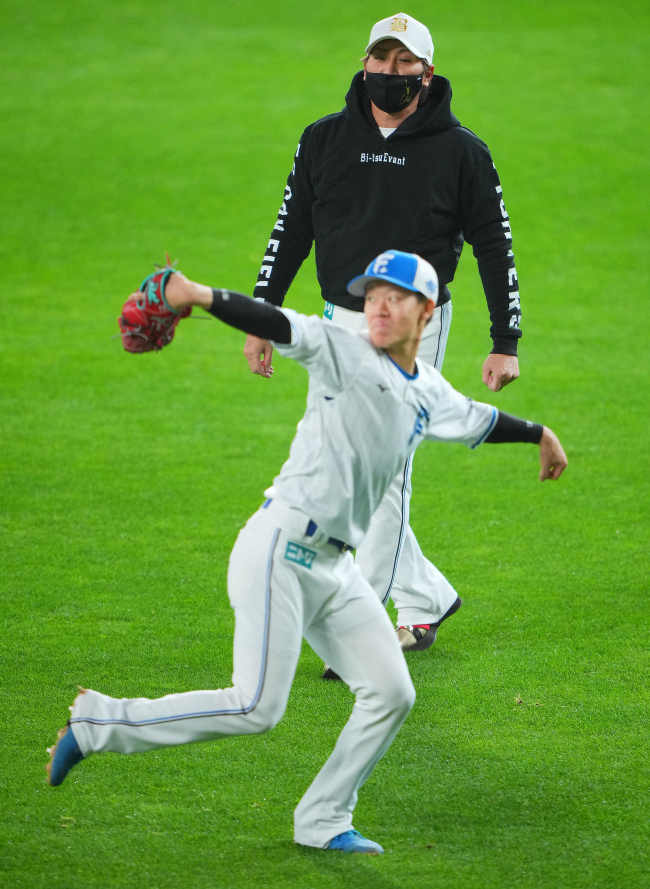 日本ハム対ヤクルト　試合前、日本ハム矢沢（手前）にアドバイスする新庄監督（撮影・垰建太）