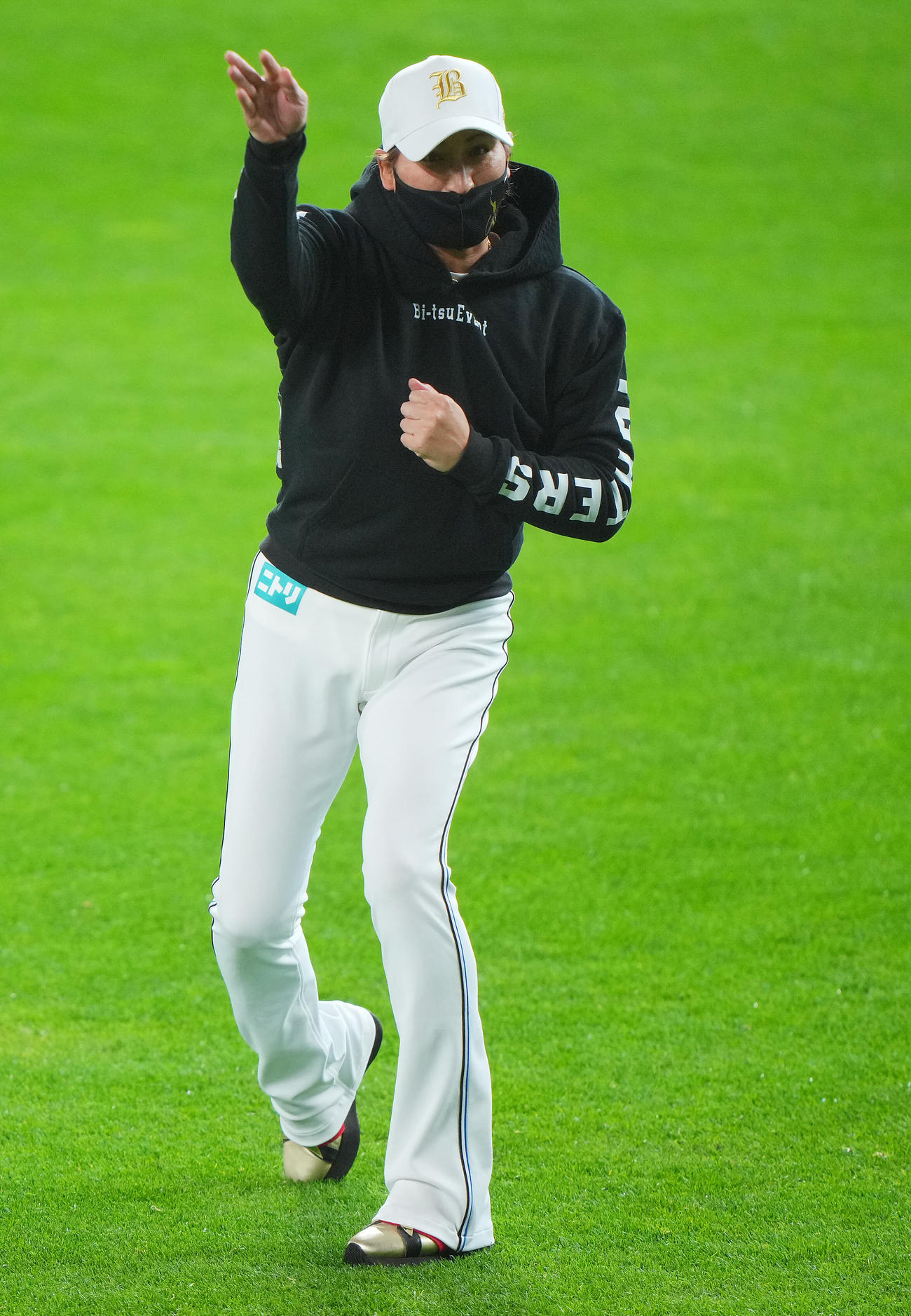 日本ハム対ヤクルト　試合前、外野の守備指導する日本ハム新庄監督（撮影・垰建太）