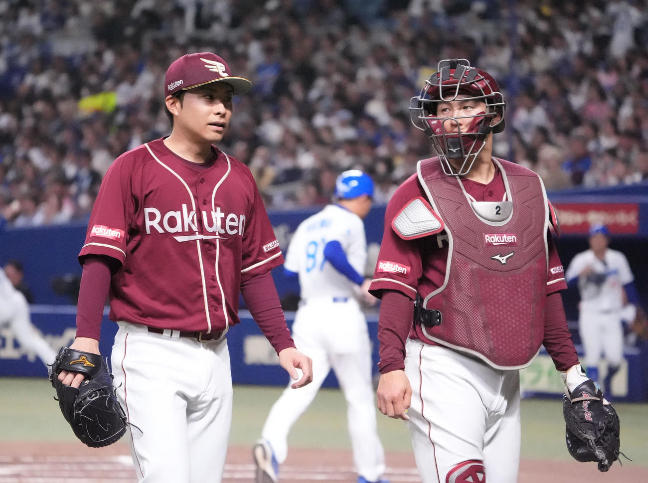 中日対楽天　2回終了、太田と言葉を交わしながらベンチへ戻る辛島（左）（撮影・森本幸一）