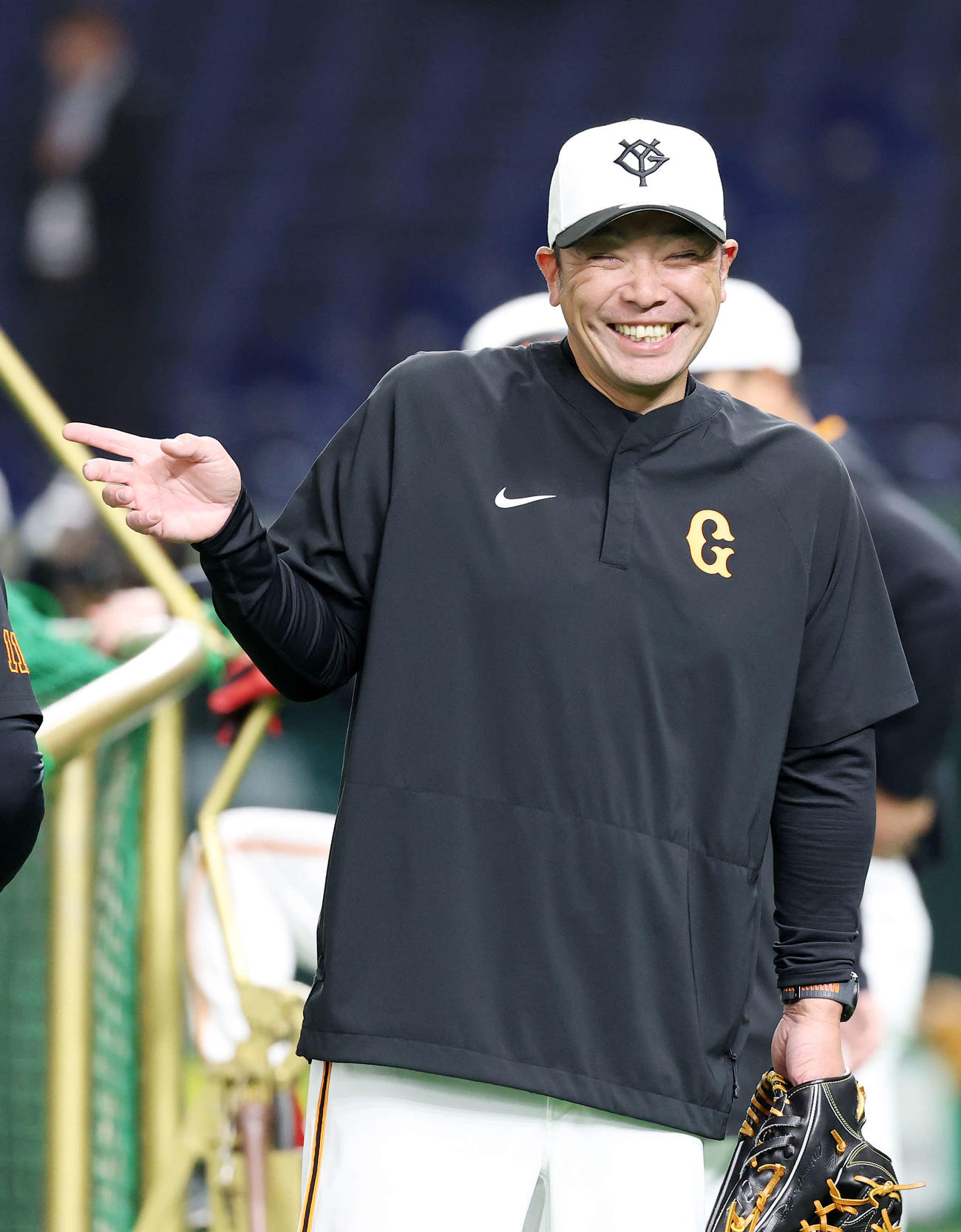 巨人対ロッテ　練習中、笑顔を見せる巨人阿部監督（撮影・鈴木正人）　