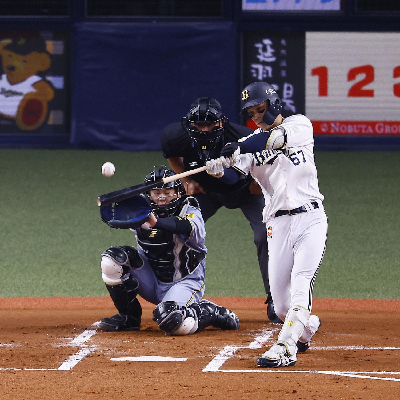 オリックス対阪神　1回裏オリックス無死、中川圭太は左中間に二塁打を放つ（撮影・藤尾明華）