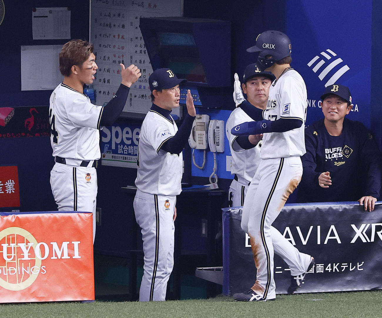 オリックス対阪神　1回裏オリックス無死三塁、太田の右犠飛で生還した中川を出迎えられる岸田監督（左から2人目）（撮影・藤尾明華）
