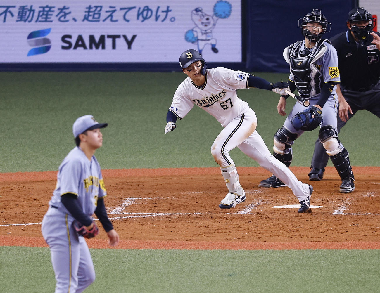 オリックス対阪神　5回裏オリックス1死一塁、中川は左前安打を放つ。投手門別（撮影・藤尾明華）