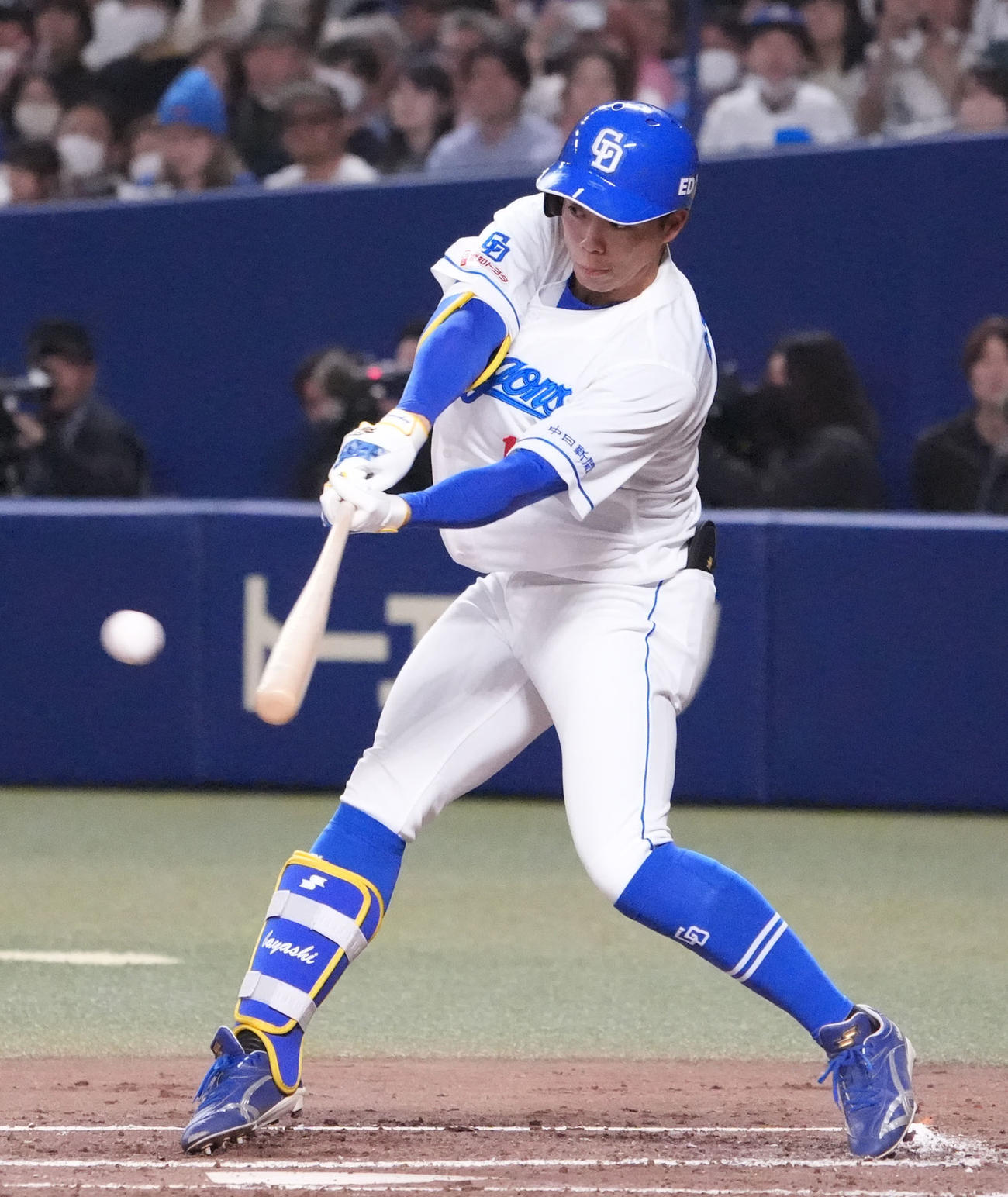中日対楽天　2回裏中日2死満塁、中前適時打を放つ岡林（撮影・森本幸一）