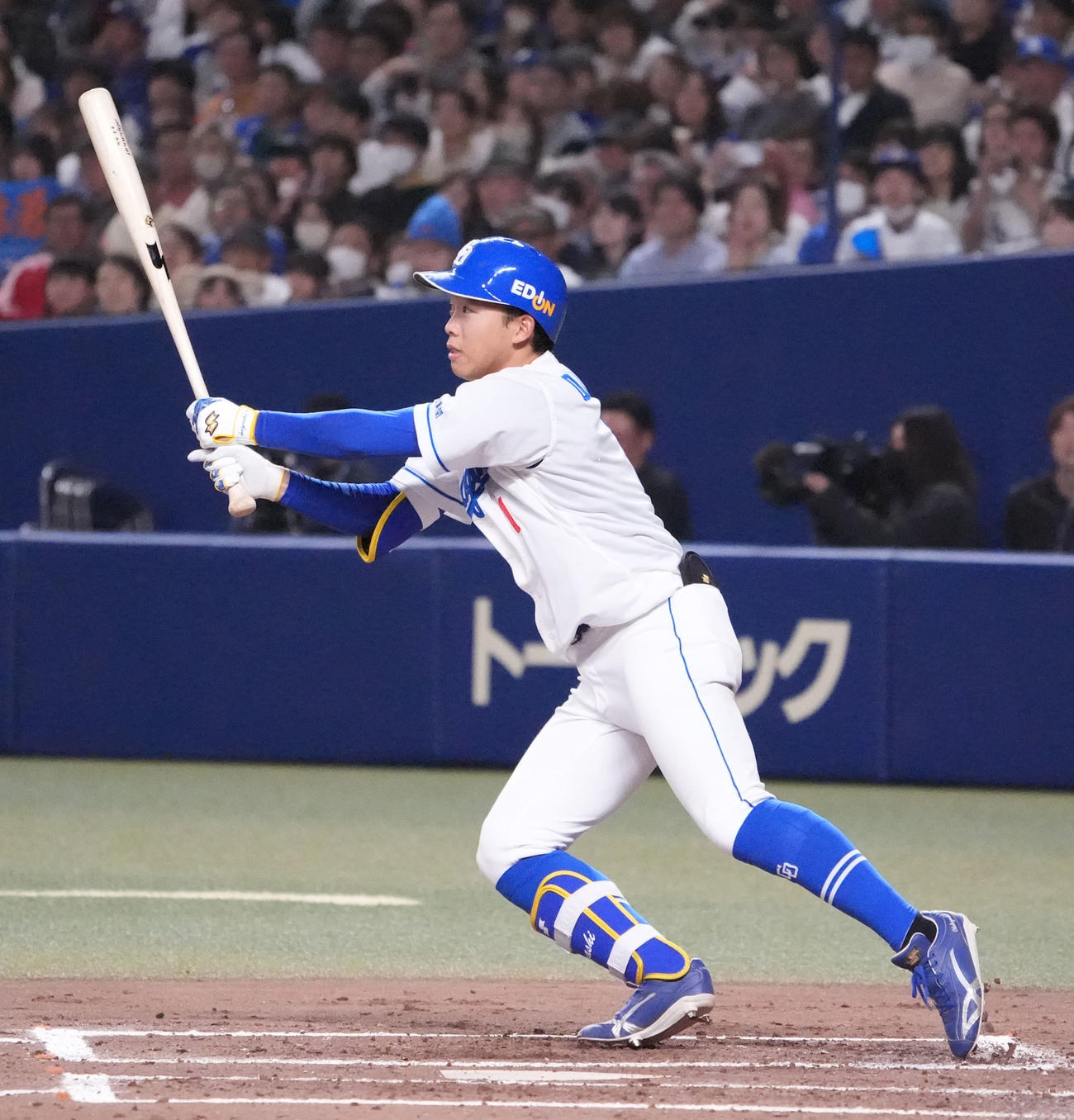 中日対楽天　2回裏中日2死満塁、中前適時打を放つ岡林（撮影・森本幸一）