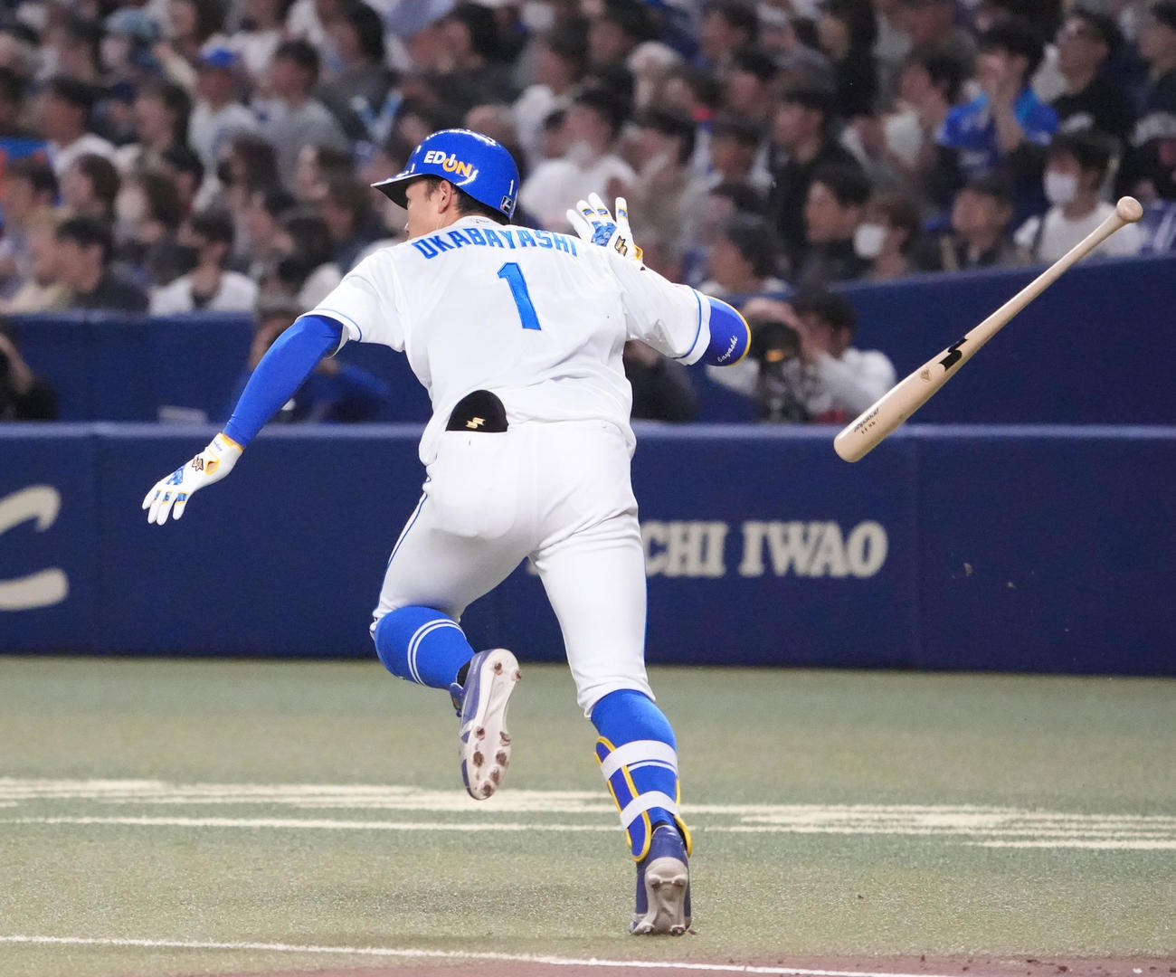中日対楽天　2回裏中日2死満塁、中前適時打を放つ岡林（撮影・森本幸一）