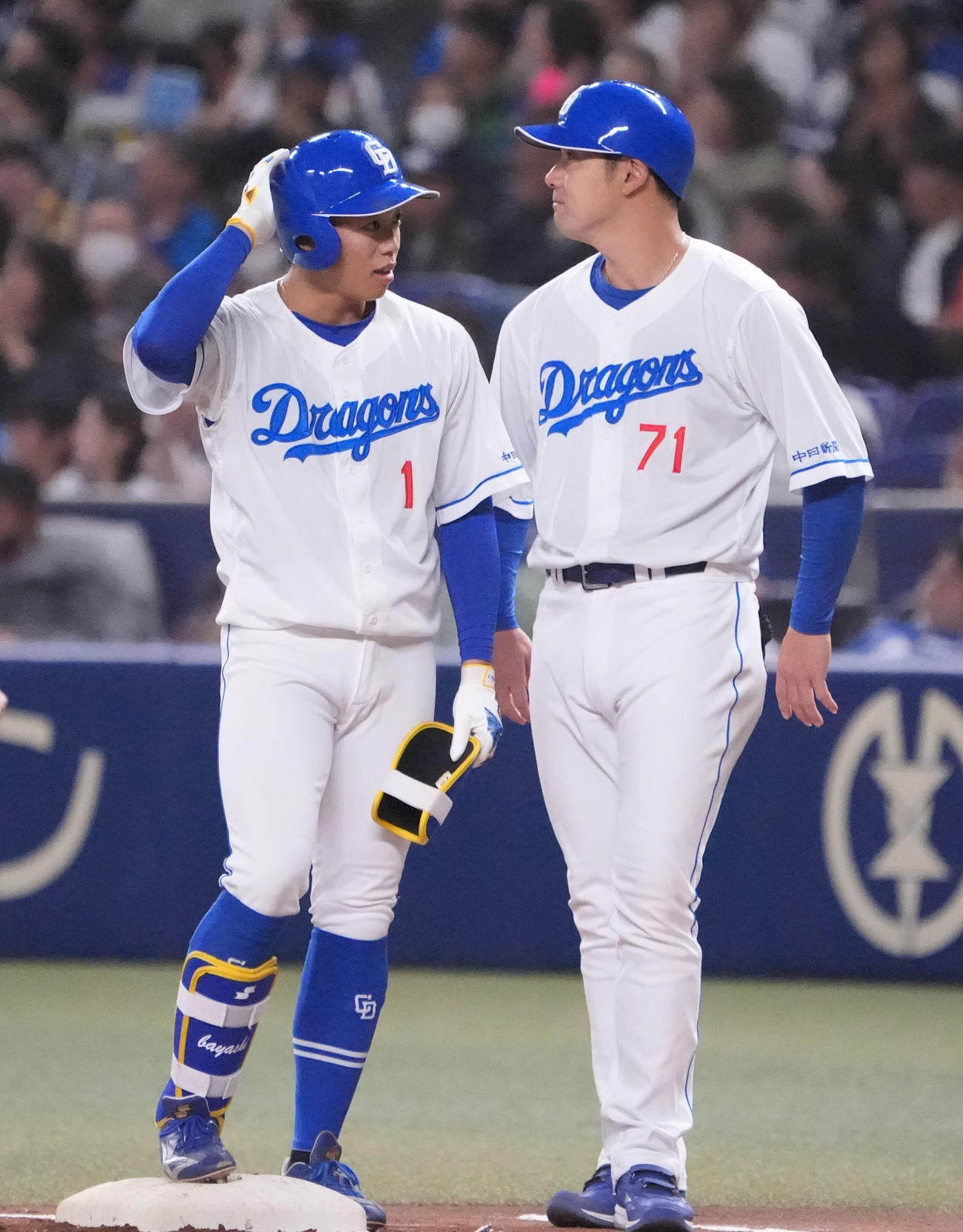 中日対楽天　2回裏中日2死満塁、中前適時打を放った岡林（撮影・森本幸一）