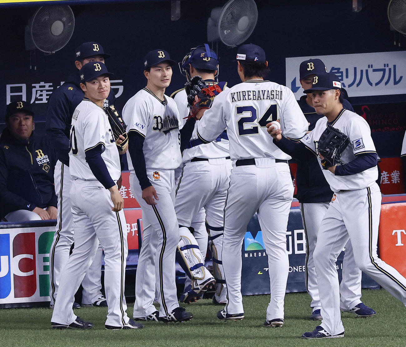 オリックス対阪神　4回を終えベンチ前で野手を出迎える高島（左から4人目）（撮影・藤尾明華）
