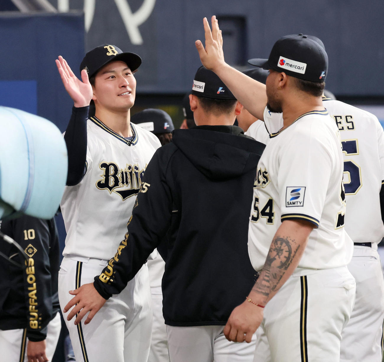 オリックス対阪神　阪神に勝利しベンチ前でディアス（右）らナインとタッチする高島（撮影・加藤哉）
